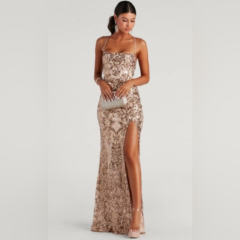 NWT Windsor Kinsley Formal Sequin Mermaid dress in Gold size S